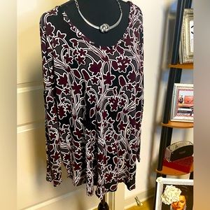 LORD & TAYLOR WOMEN’S SIZE 2X, 3/4 SLEEVES BLACK & RED PATTERN TOP LIGHLY USED.